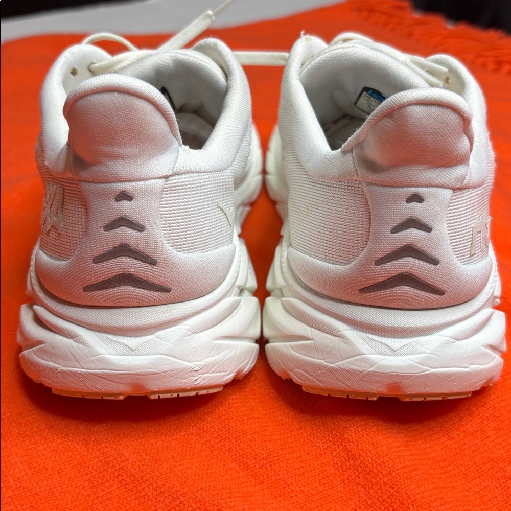 Hoka Clifton 8 running shoes/sneakers. White and cream, size 7.5 - Picture 6 of 8